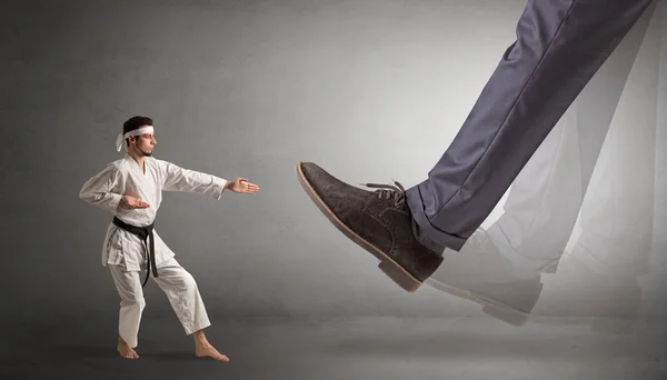 Koca ayak küçük karate adam ayakla basma — Stok fotoğraf