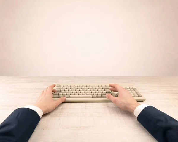 Elegante homem de negócios mão digitando em fundo claro — Fotografia de Stock