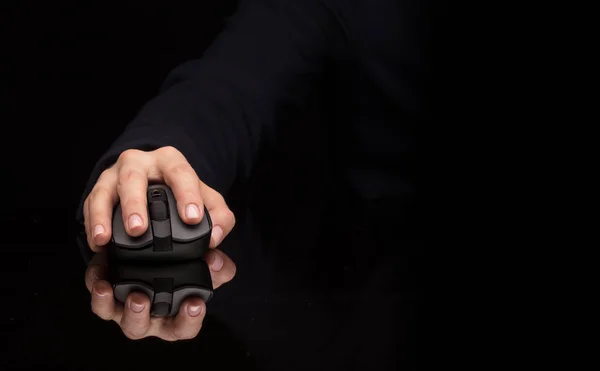 Hand mit der Maus auf dunklem Hintergrund — Stockfoto