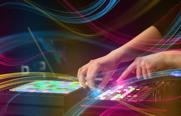 Смешивание музыки на миди-контроллере с красочной концепцией вибрации — стоковое фото