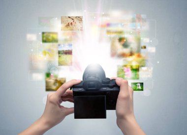 El yaşam olayları digital fotoğraf makinesi ile yakalar.