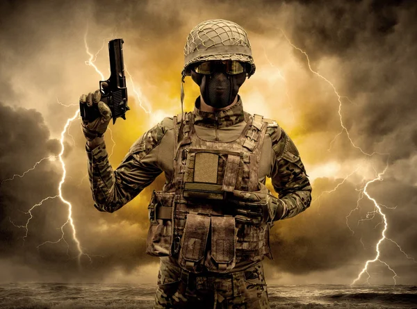 Beväpnad soldat som står i en obskyr väder — Stockfoto
