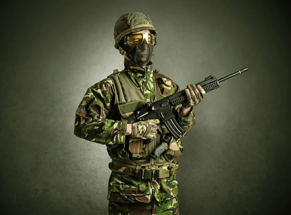 Soldatenagent in einem dunklen Raum mit Waffen — Stockfoto