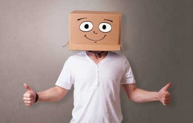 Mutlu karton kutu yüzü ile genç çocuk