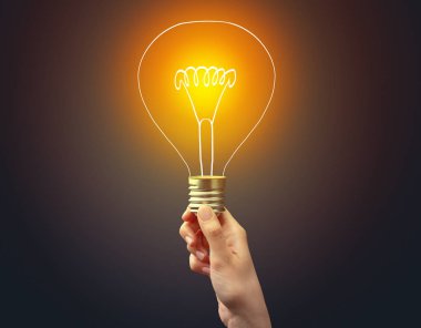 Koyu arkaplanda el ele tutuşan ampul