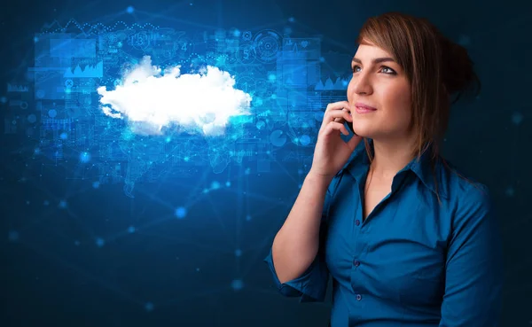 Osoba mluví po telefonu s konceptem technologie cloud — Stock fotografie