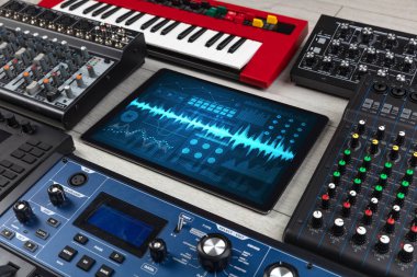 Müzik aletleri ve kayıt uygulaması ile tablet