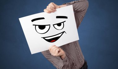 Bir kağıt doodle ifade yüzünün önünde tutan kişi