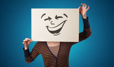 Bir kağıt ile cool ifade yüz tutan kişi