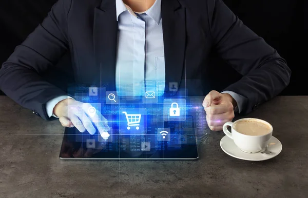 Geschäftsfrau arbeitet an Tablet mit Online-Datenbankkonzept — Stockfoto