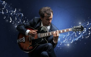 Yalnız besteci gitar çalmaya