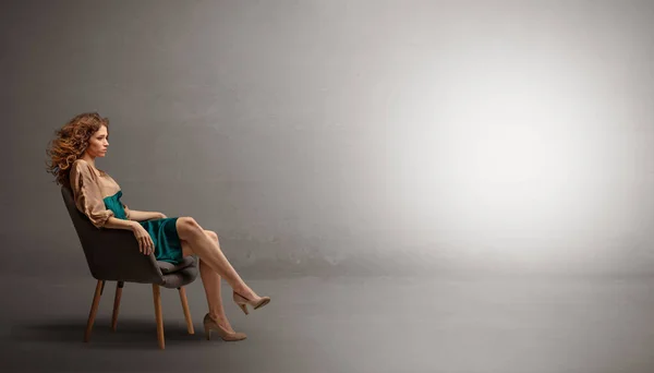 Femme élégante mannequin dans un studio vide — Photo