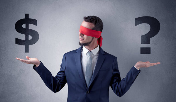 Человек с лентой на глазу держит долларовые знаки
