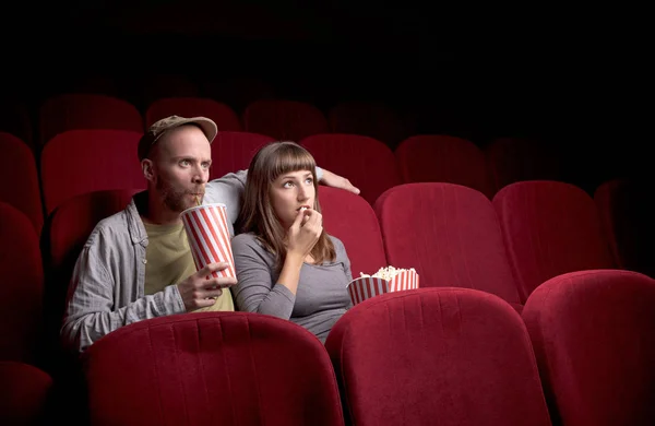 Pareja joven sentada en el cine rojo —  Fotos de Stock