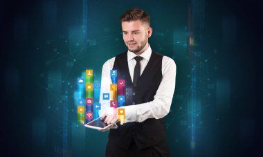 Hologram tabletiyle app simgeleri yukarıda tutan adam