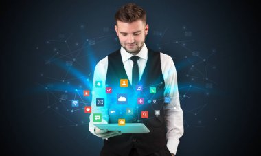 Tablet ve uygulama ile genç işadamı