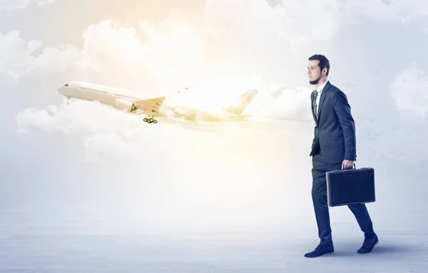 Uomo d'affari che va da qualche parte con l'aereo — Foto Stock