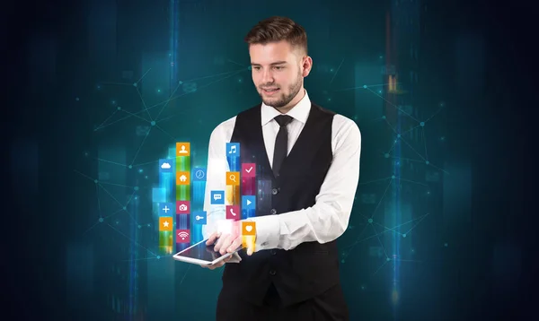 Homem segurando tablet com ícones de aplicativo holograma acima — Fotografia de Stock