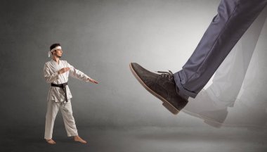 Koca ayak küçük karate adam ayakla basma