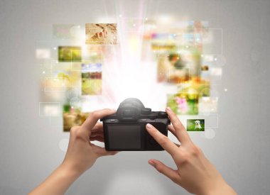 El yaşam olayları digital fotoğraf makinesi ile yakalar.