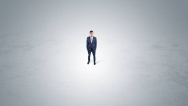 Boş bir alanı ortasında duran işadamı