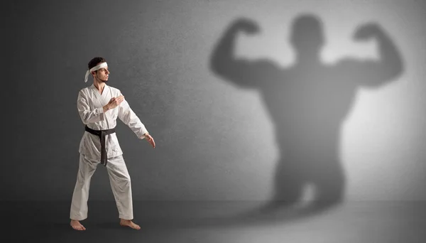 Karate ember küzd a nagy ijesztő árnyék — Stock Fotó