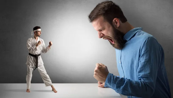 Gigante che urla contro un piccolo karate — Foto Stock