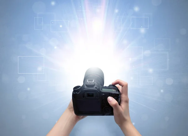 Toma de fotos a mano con brillante concepto de flash — Foto de Stock