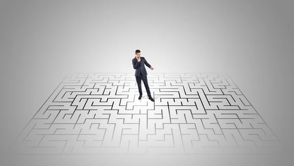 Uomo d'affari in piedi in mezzo a un labirinto — Foto Stock