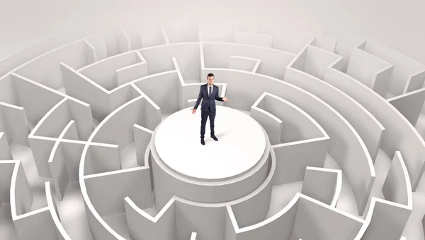 Uomo d'affari in piedi sulla cima di un labirinto — Foto Stock