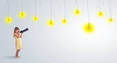 Küçük çocuk ampuller için spyglass üzerinden seyir