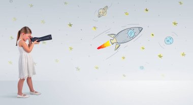 Çocuk hayali roketler için spyglass üzerinden seyir