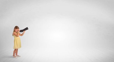 Spyglass boş bir alana bakarak çocuğun