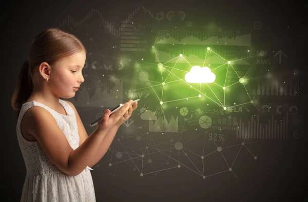 Dziewczynka gospodarstwa tablet z koncepcja technologii chmury — Zdjęcie stockowe