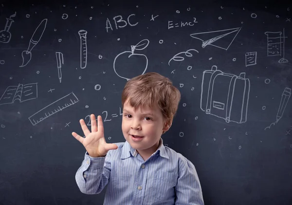 Niño frente a una pizarra dibujada — Foto de Stock