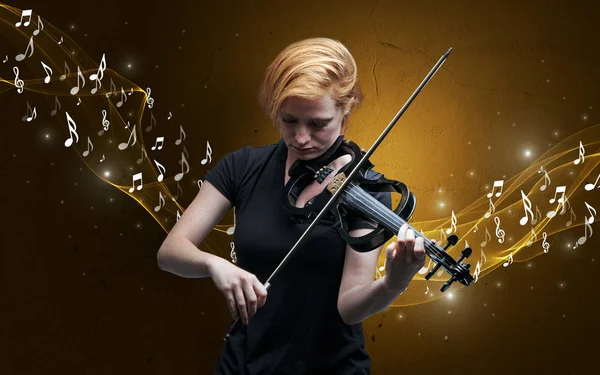 Compositor solitario tocando el violín — Foto de Stock
