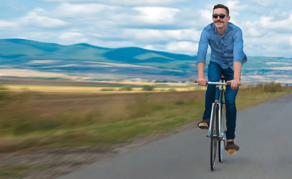 Přírodní mladý cyklista s úžasným výhledem — Stock fotografie