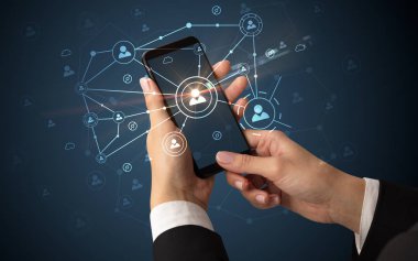 İnsanlar kavramı bağlanmak için Smartphone kullanarak ele