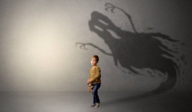 Çocuk arkasında korkunç hayalet gölge