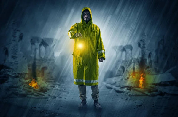 Adam felaket mahallinde parlayan bir fener ile — Stok fotoğraf