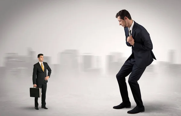 Empresário gigante tem medo de pequeno executor — Fotografia de Stock