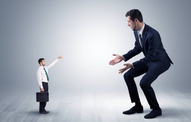 Dev bir işadamı için işaret eden küçük iş adamı