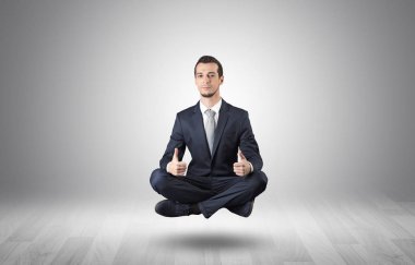 İşadamı bir boşluk kavramı içinde meditasyon