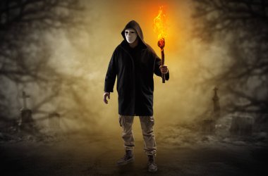 Adam flambeau yanma ile bir çalılık dan geliyor