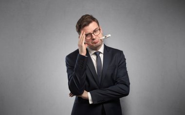 Termometre ve kopya alanı ile iş adamı