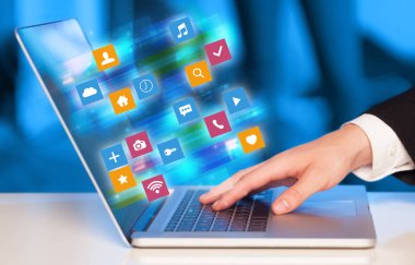 El laptop renkli uygulama simgeler ve semboller kavramı ile kullanma