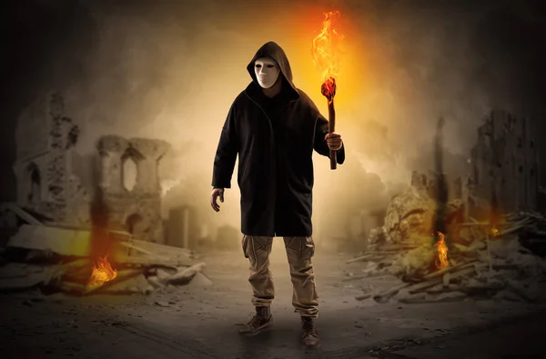 Mann kommt mit brennendem Flambee zum Katastrophenort — Stockfoto