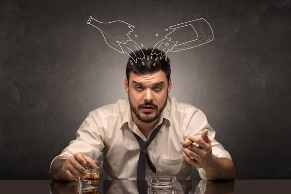 Hombre borracho con concepto de botellas de alcohol de garabato —  Fotos de Stock