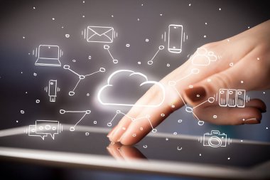El tablet bulut teknoloji sistem konsepti ile çalışma