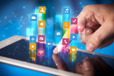 El ile uygulama simgeleri etrafında uçan tablet kullanma